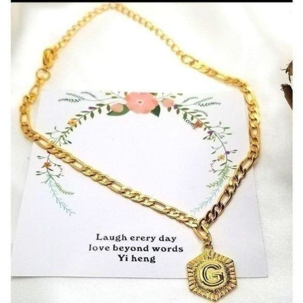 Gold toned chain linked letter G ankle bracelet.
